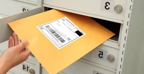USPS连接本地邮件信封正从群集单元盒中拉出.